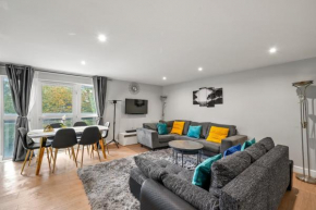 Impeccable Three Bed with Private Terrace